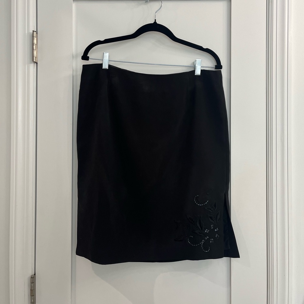 Flowy skirt with beaded design